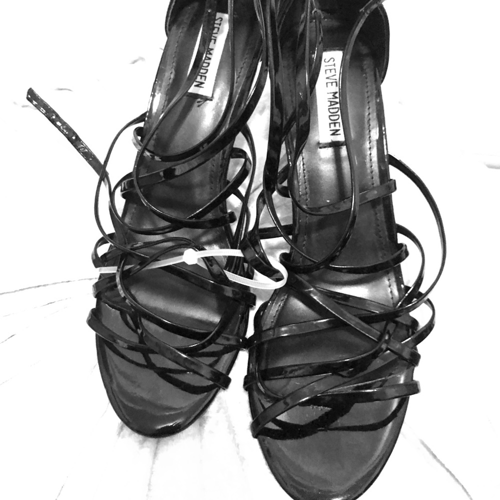 NEW Steve Madden strapping heels